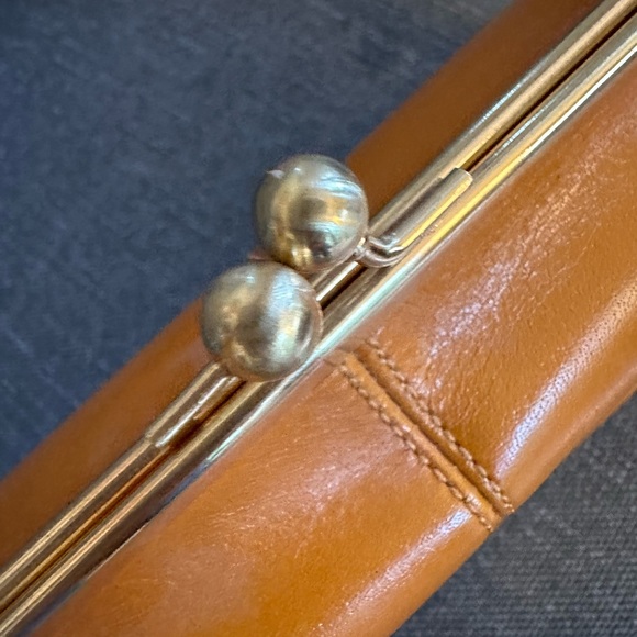 HOBO ‘Gina’ leather shoulder bag in pumpkin orange, with kiss lock closure - Picture 5 of 15